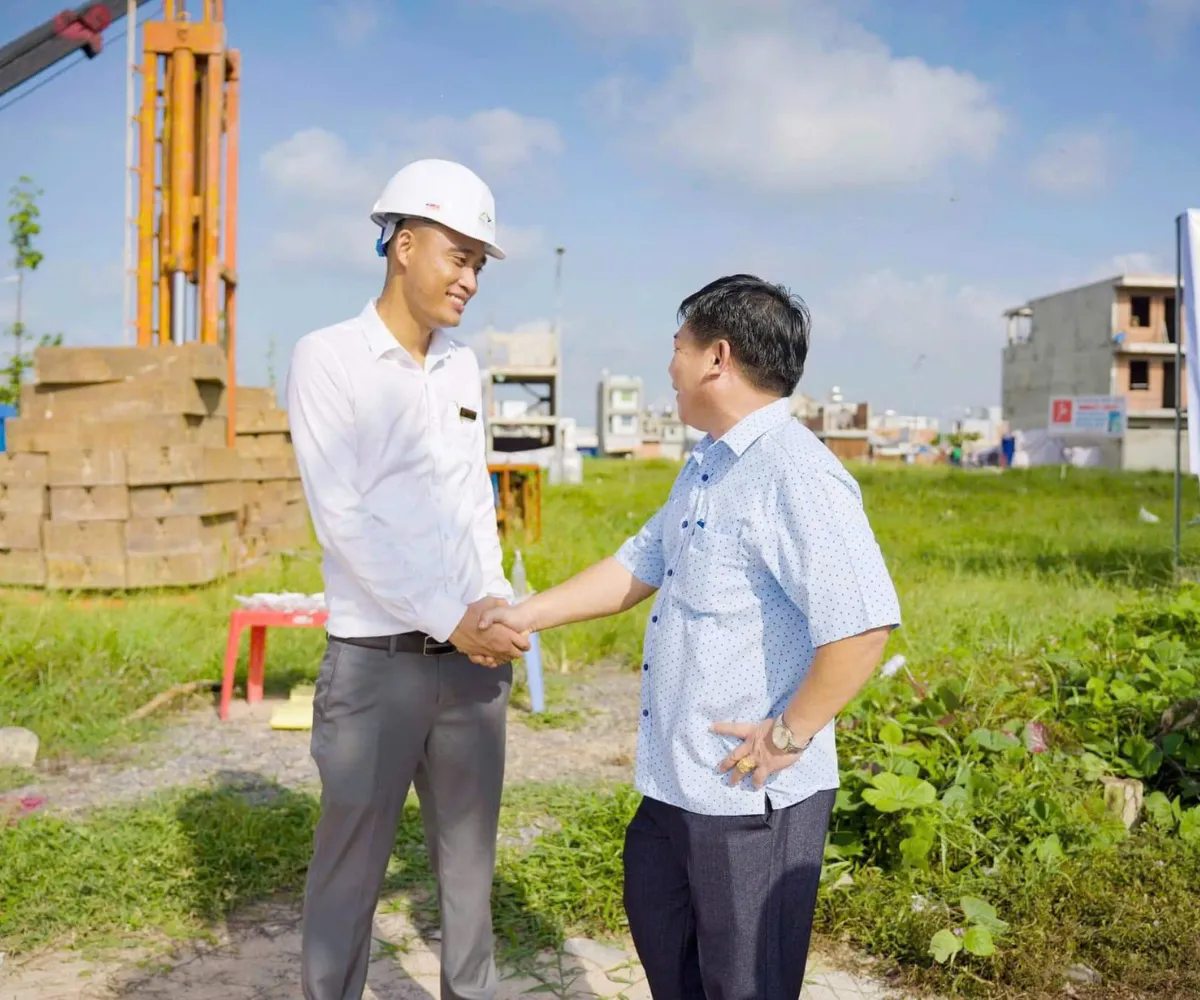 Buổi ký kết hợp đồng thiết kế thi công nhà ở dân dụng với chủ nhà.