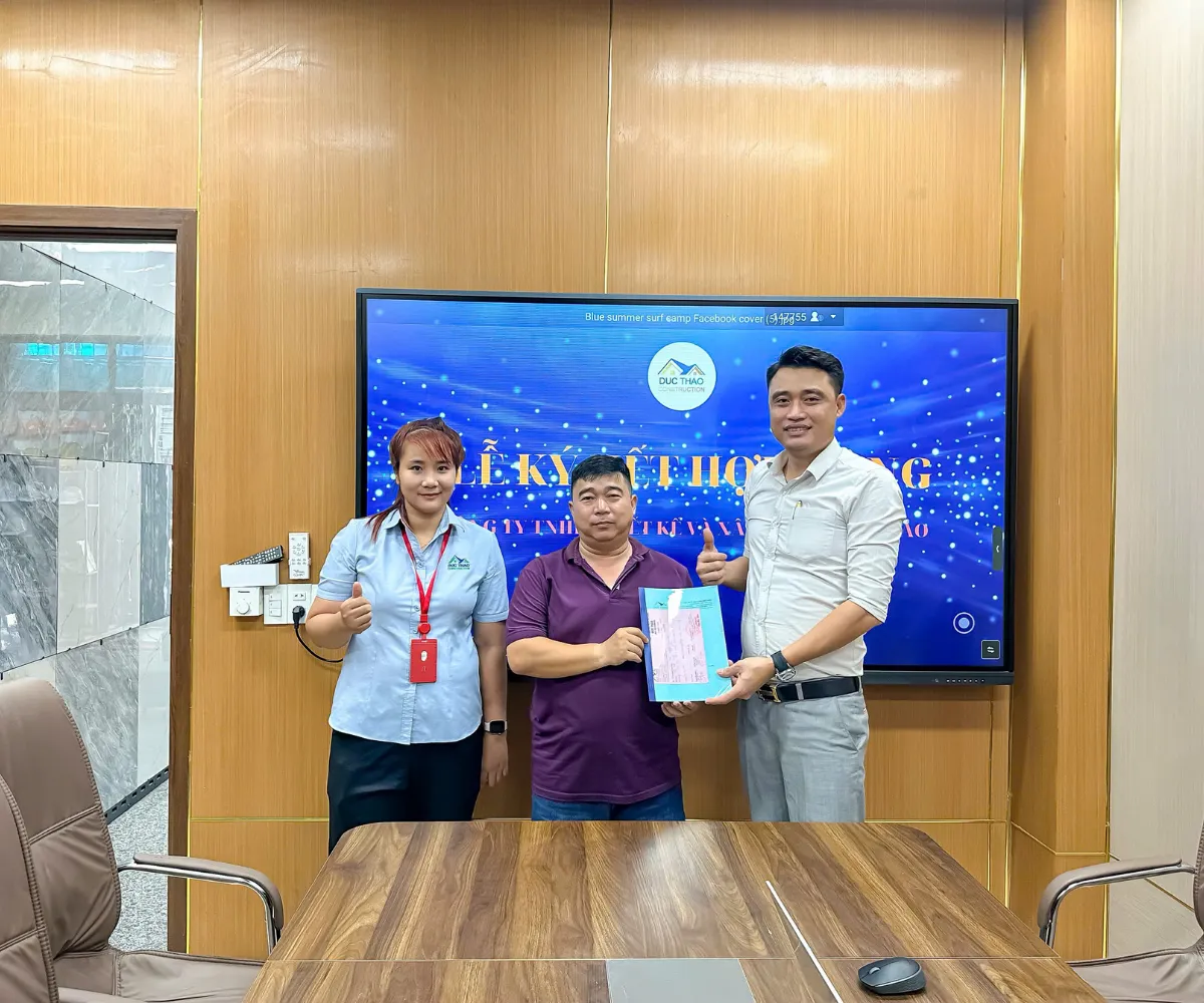Ký hợp đồng thiết kế thi công trọn gói cùng chủ nhà tại văn phòng công ty.