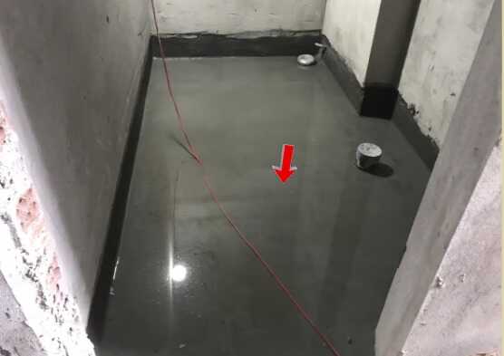 Ngâm nước thử chống thấm sàn vệ sinh khi nghiệm thu nhà ở