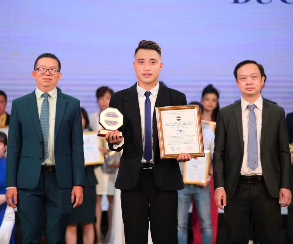 Giám đốc Đậu Đức Thảo nhận chứng nhận