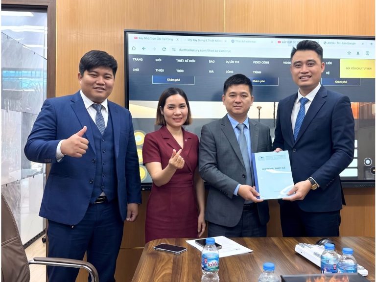 Ký hợp đồng thiết kế - vợ chồng anh Quân