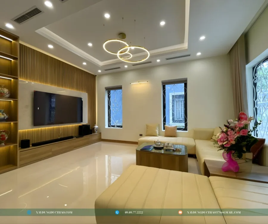 Phòng ngủ chính biệt thự 3 tầng hiện đại với tone màu trung tính sang trọng.