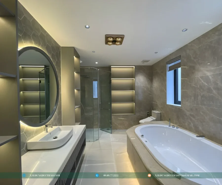 Phòng tắm biệt thự 3 tầng hiện đại với kính cường lực và thiết bị cao cấp.