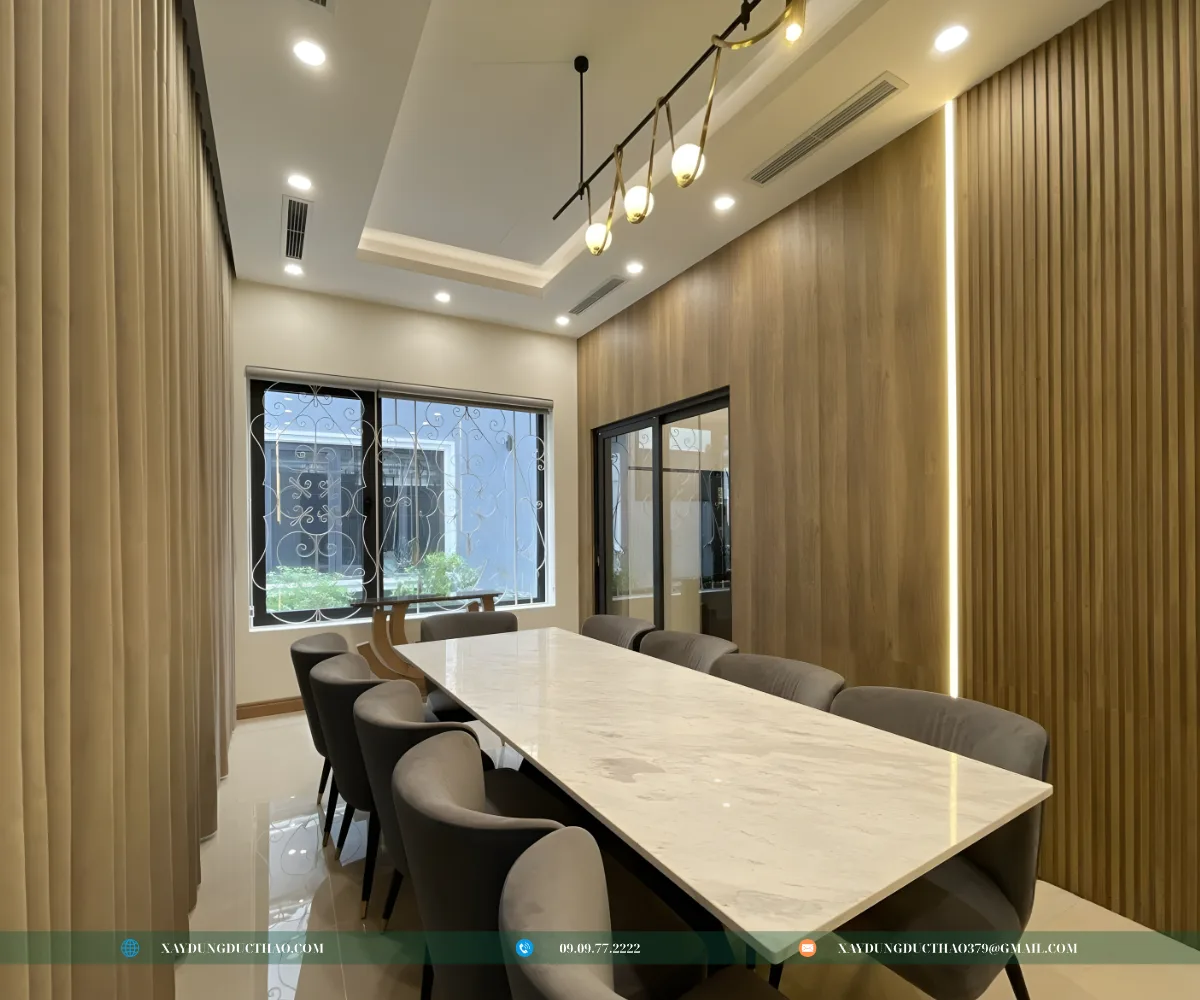 Không gian nội thất biệt thự 3 tầng hiện đại hài hòa giữa gỗ, kính và ánh sáng.