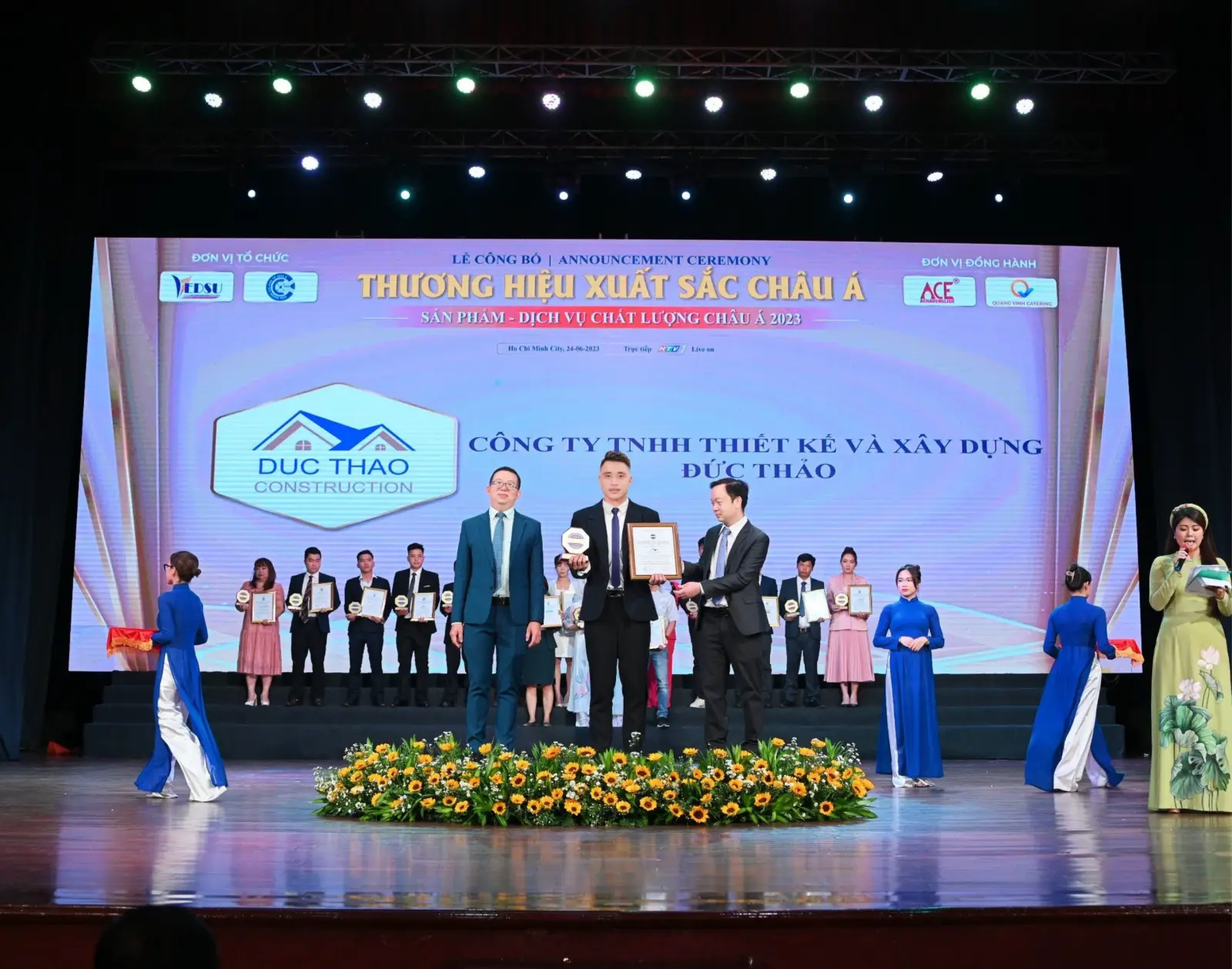 Đức Thảo nhận giải Thương hiệu xuất sắc Châu Á 2024